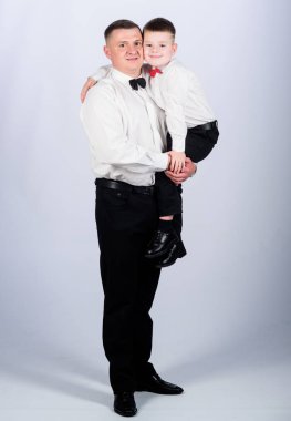 Küçük oğlu, soylu bir babanın izinden gidiyor. Aile tatili. Baba ve oğulun akrabaları. Centilmen yetiştirilme. Baba kucağında oğul resmi kıyafet taşıyor. Büyü artık, beyefendi. Beyefendi terbiyesi.