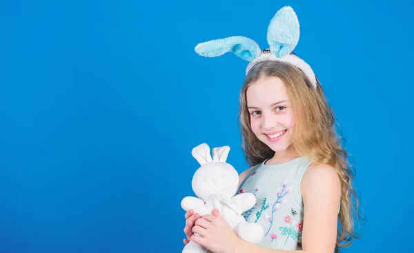 Jag älskar påsken. Litet barn i påsk kanin stil leker med leksak. Liten unge med söt leksak. Påsk kanin. Liten flicka och kanin leksak. Liten bebis i kaninöron med påsk leksak, kopiera utrymme — Stockfoto