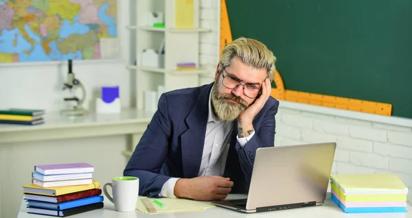 Dneska ne. Starší profesor odpočívá u stolu. Unavený dospělý muž. Starší muž ve škole. Vyšší akademický administrátor. Vyšší akademická škola. Pauza. Pauza. Univerzita nebo kolega — Stock fotografie