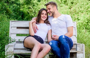 Aile hafta sonu. Romantik randevu. Parkta bir kızla bir adam. Çift dışarıda bankta rahatlar. Birliktelik. Sevgililer günün kutlu olsun. Ormanda yaz kampı. Birbirine aşık çiftler. Sıradan moda. Onu çok seviyorum.