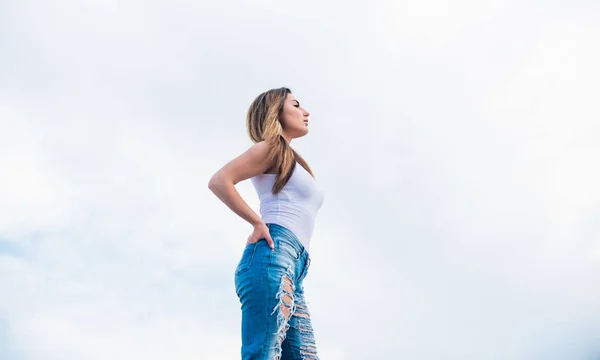 Futuro soñando. cabello elegante. Mujer en tendencia hipster. maquillaje para chica de verdad. mujer sexy con el pelo largo. salón de belleza y moda. Mujer sexy. look de moda de modelo de moda —  Fotos de Stock