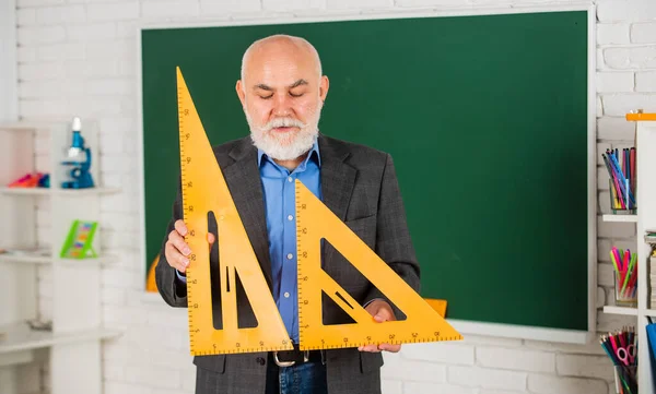 数学考试。数学在黑板上。高级教师使用数学三角工具。留胡子的黑板导师。回学校去数学概念与学校课程项目 — 图库照片