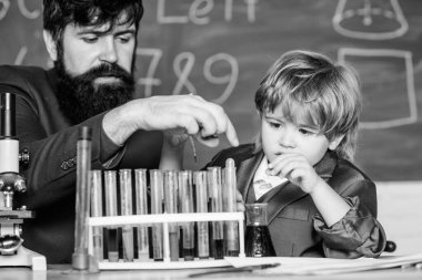 Kişisel örnek ve ilham kaynağı. Okumak ilginçtir. Eğitici aktiviteleri deneyimle öğrenin. Okulda çalışmayı seviyorum. Öğretmen ve çocuk kimya laboratuvarında. Kimya ve biyoloji oku.