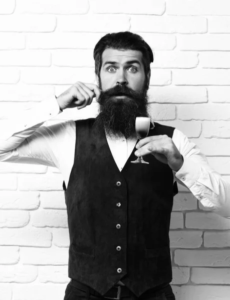 Homem barbudo bonito surpreso com barba longa — Fotografia de Stock