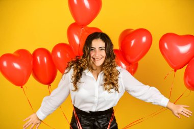 Sevgiyle dolu kalpler. Sevgililer Günü 'nde kalp balonu almış. Mutlu kadın balon sürüsü hediyesi. 14 Şubat 'ın en sevdiği bayram. Aşk randevusu sürprizi. Parti için helyum balonu. Sevgililer günün kutlu olsun.