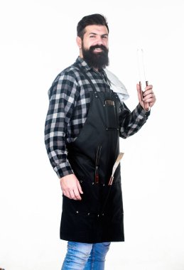 Barbekü ve ızgara. Mutfak maşası kullanan barbekü aşçısı. Elinde barbekü maşası tutan sakallı adam. Şef hippi paslanmaz çelik maşa tutuyor. Barbeküyü hazırlamak ve servis etmek için maşa kullanmak.