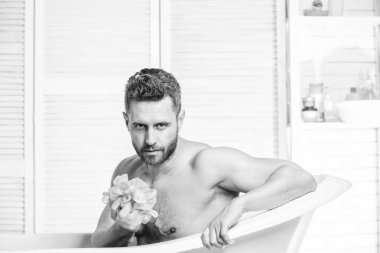 Adam sakallı hipster sünger temizleme cilt kullanın. Erkekler için duş jeli. Kişisel hijyen. Hijyene dikkat edin. Parçaların gövdesini temizliyor. Hijyen konsepti. Banyo fiziksel egzersiz daha büyük etkisi ruh hali var