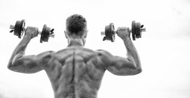 Kas yığını adam dambıl gibi dikiz aynasıyla egzersiz yapıyor. Acı geçicidir, gurur ise sonsuzdur. Sırtı ve kolları güçlü bir sporcu. Spor malzemeleri. Vücut geliştirme sporu. Spor yaşam tarzı. Aptal egzersiz salonu.