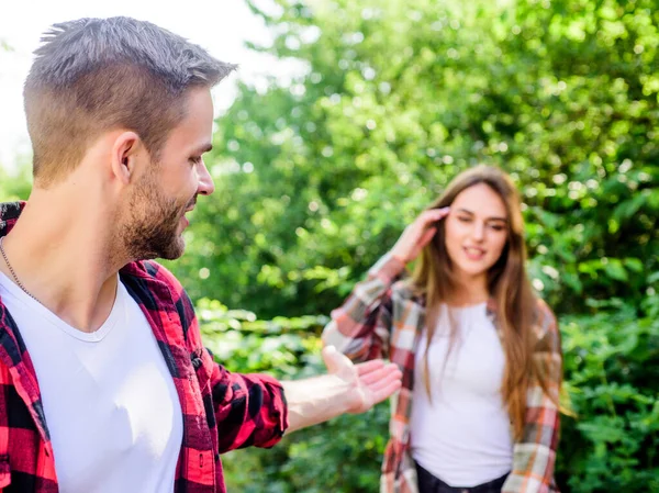 跟着我情人节快乐。夏天在森林里露营男人对公园里的女孩有选择性的注意。夫妻第一次见面是在户外。关系。家庭周末。浪漫的约会。恋爱中的夫妻 — 图库照片