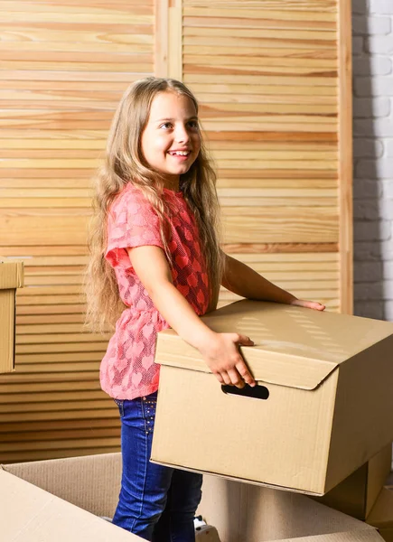 거대 한 저장 공간. 상자 상자와 저장 장치. 어린 자녀는 다른 곳으로 옮길 준비를 한다. 아이들에게 가족 스트레스를 풀어 주는 거죠. 소녀는 박스 배경을 재배치 합니다. 교환 개념이야. 배달 업무 — 스톡 사진
