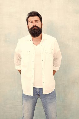 Hipster uzun sakal ve bıyık. Yaz sezonu moda trendi. Erkek öfke vahşeti. Basit ve sıradan. Acımasız maço rahat kıyafet gri arka plan. Erkeklik kavramı. Gündelik stil günlük yaşam