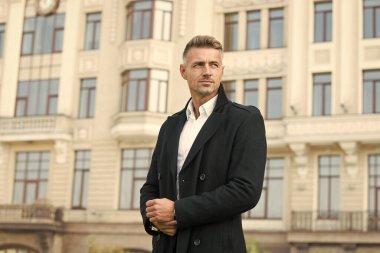İş adamı konsepti. Yüz bakımı ve yaşlanma. Erkekleri daha çekici kılan özellikler ve davranışlar. Çekici, olgun bir adam. Gri saçlı ve kıllı, olgun bir adam. Erkekler yaşlandıkça daha çekici oluyorlar.