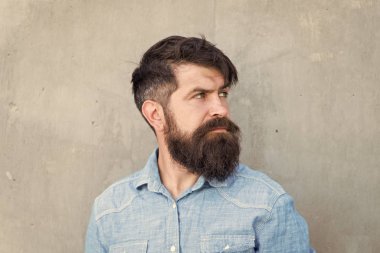 Vahşet ve güzellik. Erkeklik kavramı. Berber dükkanı sakal tımar. Erkeksi hissediyorum. Şekillendirme sakal ve bıyık. Yüz kılı tedavisi. Hipster sakallı vahşi adam. Moda trendi sakal tımar