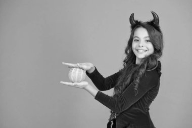 Jack Fener konsepti. Süslemeleri hazırlayın. Küçük çocuk süsü aksesuar balkabağı. Cadılar Bayramı partisi. Cadılar Bayramı gelenekleri. Sonbahar tatili. Küçük tatlı kız boynuzları Cadılar Bayramı 'nı kutluyor