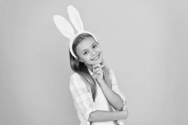 Çok güzel tatlım. Sevimli küçük kız tavşan kulaklar kafa bandı takıyor. Paskalya tavşanı kıyafetleri içinde seyir. Paskalya tavşanı tarzında küçük kız çocuğu. Paskalya kostüm partisi için moda aksesuar — Stok fotoğraf