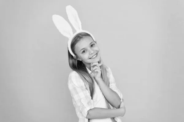 Adorable cariño. Linda niña con diadema de orejas de conejito. Te ves bonita en traje de conejito de Pascua. Niña pequeña en estilo conejito de Pascua. Accesorio de moda para fiesta de disfraces de Pascua —  Fotos de Stock