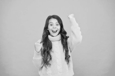 Samimi moda tarzında sevimli küçük bir kız. Çocuklar için örgü örüyorum. Mavi arka planda küçük bir kız. Küçük kızın saf güzelliği. Uzun esmer saçlı küçük bir kız. Çocukluk ve kızlık. Mutlu çocukluk