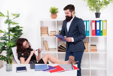 Kibirli bayan patron. Resmi görevlerde tutarsızlık. Patron ve çalışan. Dişi erkeğe karşı. Ofisteki iş çifti. İş kadını bugün tembellik ediyor. Kız patron. Üst düzey yönetici. Kaprisli patron.