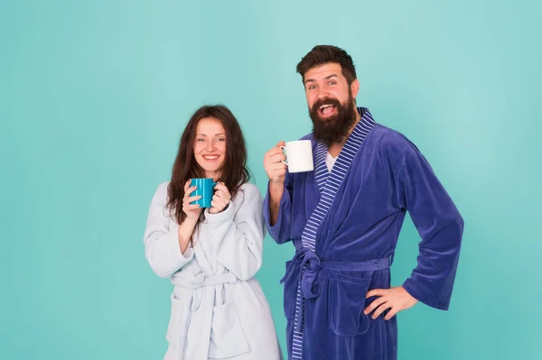 Les vacances commencent ici. Petit déjeuner à l'hôtel. Le café est notre tradition. Homme et femme heureux ensemble. Traditions familiales. Couple en peignoirs confortables profiter week-end paresseux. Boire du café. Spa et détente — Photo