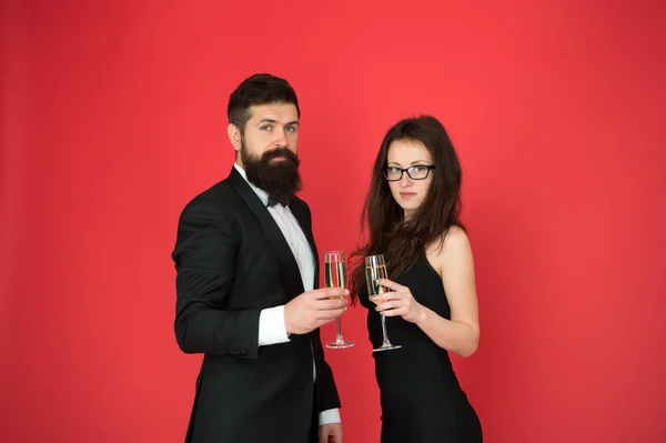 お祝いの機会だ。愛のカップルスパークリングワインを飲む。魅力的な女性ひげを生やした男が眼鏡を上げる。家族はバレンタインデーを祝います。ロマンチックな関係だ。愛の概念。愛を祝う — ストック写真