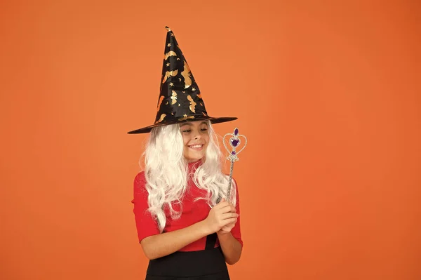 Conjuro mágico. Pequeña bruja de pelo blanco. Asistente con palo. Divertirse con la magia. Niña con disfraz de bruja. Fiesta de Halloween. Niña con sombrero de bruja negro. Vacaciones de otoño. Únete a celebración —  Fotos de Stock