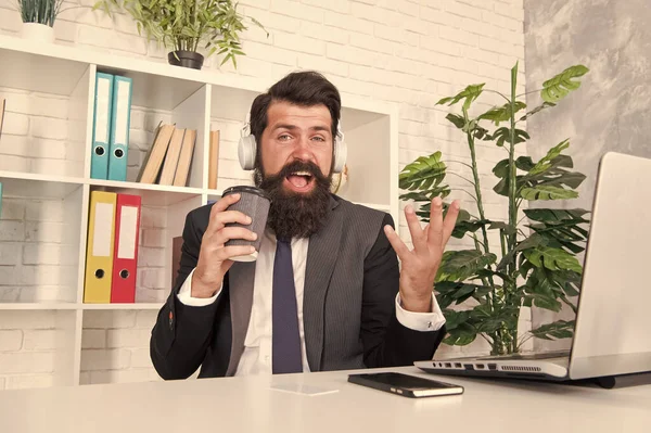 Ich kann nicht an Arbeit denken. Manager benutzen Kaffeetasse als Mikrofon bei der Arbeit. Der bärtige Mann singt Karaoke während des Arbeitstages. Ruhepause bei der Arbeit. Arbeit erledigt, Spaß haben — Stockfoto