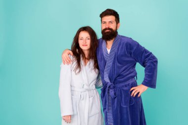 Birlikte vakit geçirmenin tadını çıkarıyorum. Evli çiftler sabah rutini. Birbirine aşık çiftlerin uyanması zordur. Günaydın. Günün tembel başlangıcı. Sakallı adam ve kadın ev elbisesi giyerler. Evde eğleniyorum.