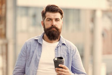 Harika fikirler harika kahveden gelir. Adam kahveyi alıp götürüyor. Sakallı adam dışarıda rahatla. Kahve molası. Kafein bağımlısı. Sabah kahvesi. Olgun hipster sıcak içeceğin tadını çıkar.