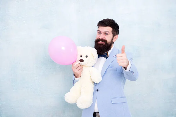 Día de San Valentín. Hombre romántico con osito de peluche y globo aerostático esperando novia. Un regalo romántico. Macho listo cita romántica. El hombre usa corbata de moño. Día de las mujeres. Saludos 8 de marzo. Regalos estereotipados —  Fotos de Stock