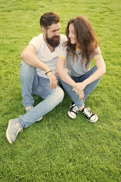 緑の芝生でリラックス愛のカップル。屋外で素敵なカップル。ソウルメイトに最も近い人単純な幸せカップル関係の目標。カップルは自然の中で時間を過ごします。遊び心のあるガールフレンドとボーイフレンドのデート — ストック写真