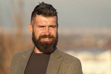 Sakal, insanın kıllı uzantısıdır. Sakallı, şık bıyıklı ve sakallı bir adam. Saçı sakallı bir menajer. Sakal bakımı. Erkekler kuaför salonu. Berber Dükkanı