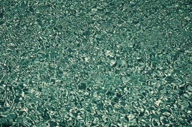 Yüzme havuzu. Mavi deniz arka plan dokusu. Dalgalar mavi deniz. Deniz şeffaf berrak su. Su yüzeyi. Hijyenik önlemler kamu yüzme havuzu. Yaz tatili. Yüzme sağlıklı yaşam tarzı etkinliği