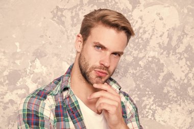 Her şeyi biliyor gibi görünüyorsun. Karizmatik öğrenci kareli gömleği. Tıraşsız adam görünüşüne dikkat eder. Erkeklerin şehveti. Seksi adam gündelik tarzda. Maço erkek grunge geçmişi. Erkek moda bahar koleksiyonu