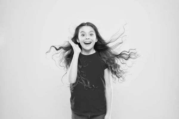 Qué sorpresa tan feliz. Chica sorprendida sobre fondo amarillo. Adorable niño pequeño con emoción sorpresa en la cara. Linda niña pequeña manteniendo la boca abierta de gran sorpresa. Estar satisfecho con la sorpresa — Foto de Stock