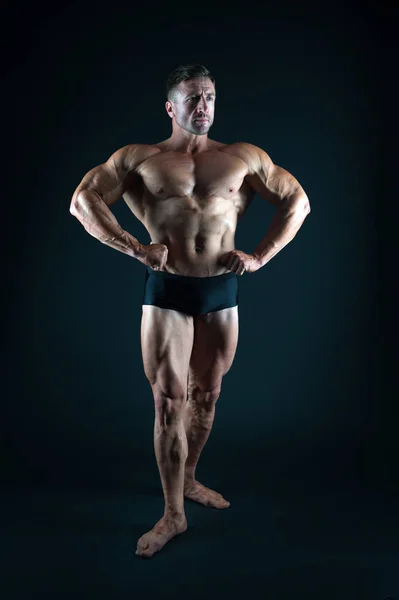 Nöjd med resultatet av träningarna. Perfekt form. Koncept för kroppsbyggare. Bodybuilder man stark kropp. Bodybuilder sex förpackningar. Sexig kroppsbyggare muskulös bål. Bodybuilding sport. Muskelns kraft — Stockfoto