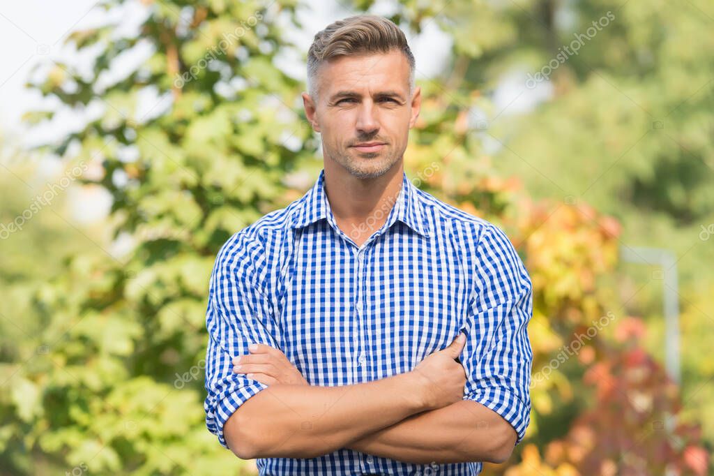 Uomo maturo di bell'aspetto modello natura Essere macho