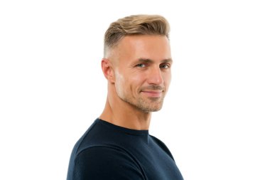 Yakışıklı ve çekici. Beyaz tenli yakışıklı adam. Yakışıklı, tıraşsız yüzü olan beyaz bir adam. Erkekler tımar ediliyor. Saç ve cilt bakımı. Saç bakım kozmetiği. Cilt ürünleri. Yakışıklı ve bakımlı.