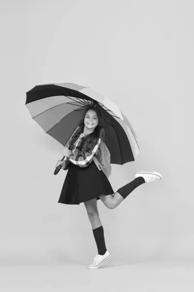 Moda güzeli. Olumlu ruh hali. Mutlu çocuk yağmuru korudu. Kötü havayla dans et. Hayatı renklendir. Okul zamanı. İyi hava tahmini. Şemsiyemin altında. Küçük kız renkli şemsiye. sonbahar biçimi — Stok fotoğraf