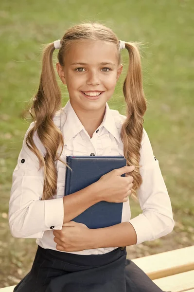 Écolière en uniforme rétro chic lire livre. Ancienne école. retour à l'école. uniforme classe fait look intelligent. petite fille heureuse étudier la littérature. l'éducation à domicile. Un gamin vintage. Les livres ne sont que le début — Photo