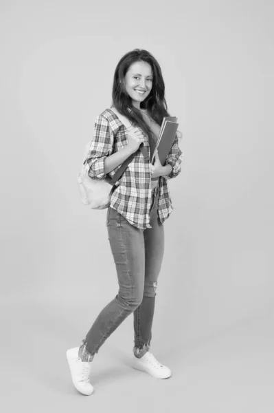 Estudante regular carrega cadernos de trabalho. Vida estudantil. Menina da escola com mochila. Mulher estudante adulta. Exame final e graduação. Dedicado a estudar. Formação universitária. Estudante com mochila — Fotografia de Stock