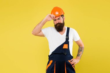 Yaratıcılık ve pratik. Büyük yenileme çalışmaları, doğal malzemeler ve sürdürülebilirlik üzerinde etkili oldu. Geliştirme ve yenileme. Zalim bir insan müteahhidi. Mühendis üniforması. İnsan yapımı sert şapka.