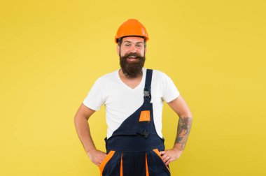 Üniformalı mühendis. Bina geliştirme ve yenileme. Zalim bir insan müteahhidi. İnsan yapımı sert şapka. Evi yenileme ve yenilenme fırsatı doğuyor. Zanaatkar kaskın içinde başını güvende tut.