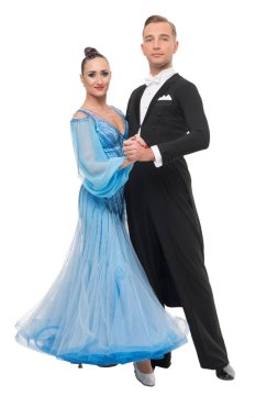 Dans eden balo çifti siyah arka planda yalnız poz verir.