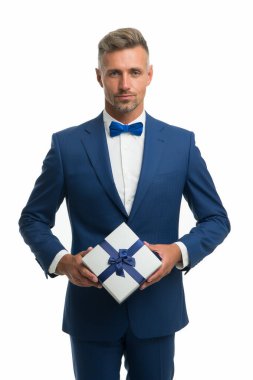 Mutluluk vermek. Kadınlar Günü 'nde. Sevgililer Günü. Beyefendi hediye getiriyor. Paketlenmiş hediye kutusu olan yakışıklı bir adam. Mutlu iş adamı hediyesi. Doğum günü tatili. Dükkan alışverişi. Hediye paketi