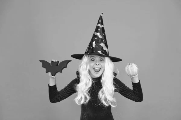 Halloween buli. Egy kislány fekete boszorkány kalapban. Őszi szünet. Csatlakozz az ünnepléshez. Halloween attribútumok. Boszorkányjelmezes kisgyerek. Varázslat. Kis boszi ősz hajjal. Varázsló vagy bűvész — Stock Fotó