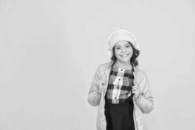 Bırak müzik seni götürsün. Küçük çocuk müzik dinle. Küçük mutlu kız sarı arka planda müziğin tadını çıkarıyor. Müzik okulu ve eğitim, kopyalama alanı