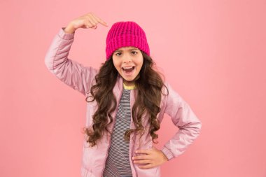 Güzel şapka. Küçük çocuk kabarık ceket ve örgü şapka giyiyor. Kış alışverişi. Mutlu bir çocukluk. Moda bir aksesuar. Yumuşak bir stil. Kışın kalın giyin. Giysi parçası. Soğuk kışa hazırım. Aksesuar dükkanı.