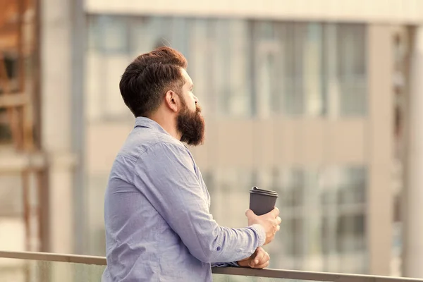 Yeni bir güne hazırlanın. Günlük ritüeller. Sabah kahvesi konsepti. Kafein enerji yükü. Kişisel verimlilik. Adam sakallı hipster yalnız kahve zevk. Adam içki kahve açık kentsel arka plan götürmek — Stok fotoğraf