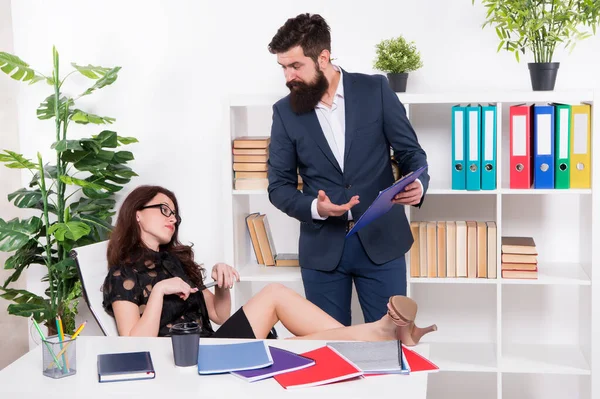 El hombre de negocios da el gerente de órdenes. ¿Vas a trabajar? incoherencia con los deberes oficiales. jefe y empleado. mujer contra hombre. pareja de negocios en la oficina. la mujer de negocios se siente perezosa hoy — Foto de Stock