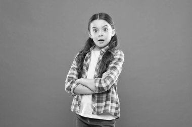 Her gün merak ediyorum. Çok yönlü bir kişilik yetiştirmek. Çocukluk konsepti. Kız çocuğu turuncu arka planda duruyor. Zihinsel ve fiziksel olarak sağlıklı bir çocuk. Çocuk bakımı ve psikoloji. Refah ve sağlık